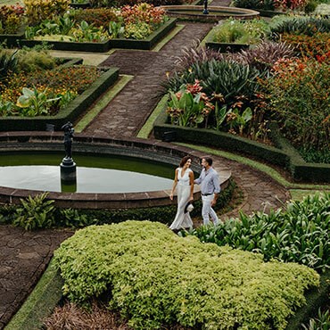 couple se promenent dans le jardin historique du Château de Bel Ombre