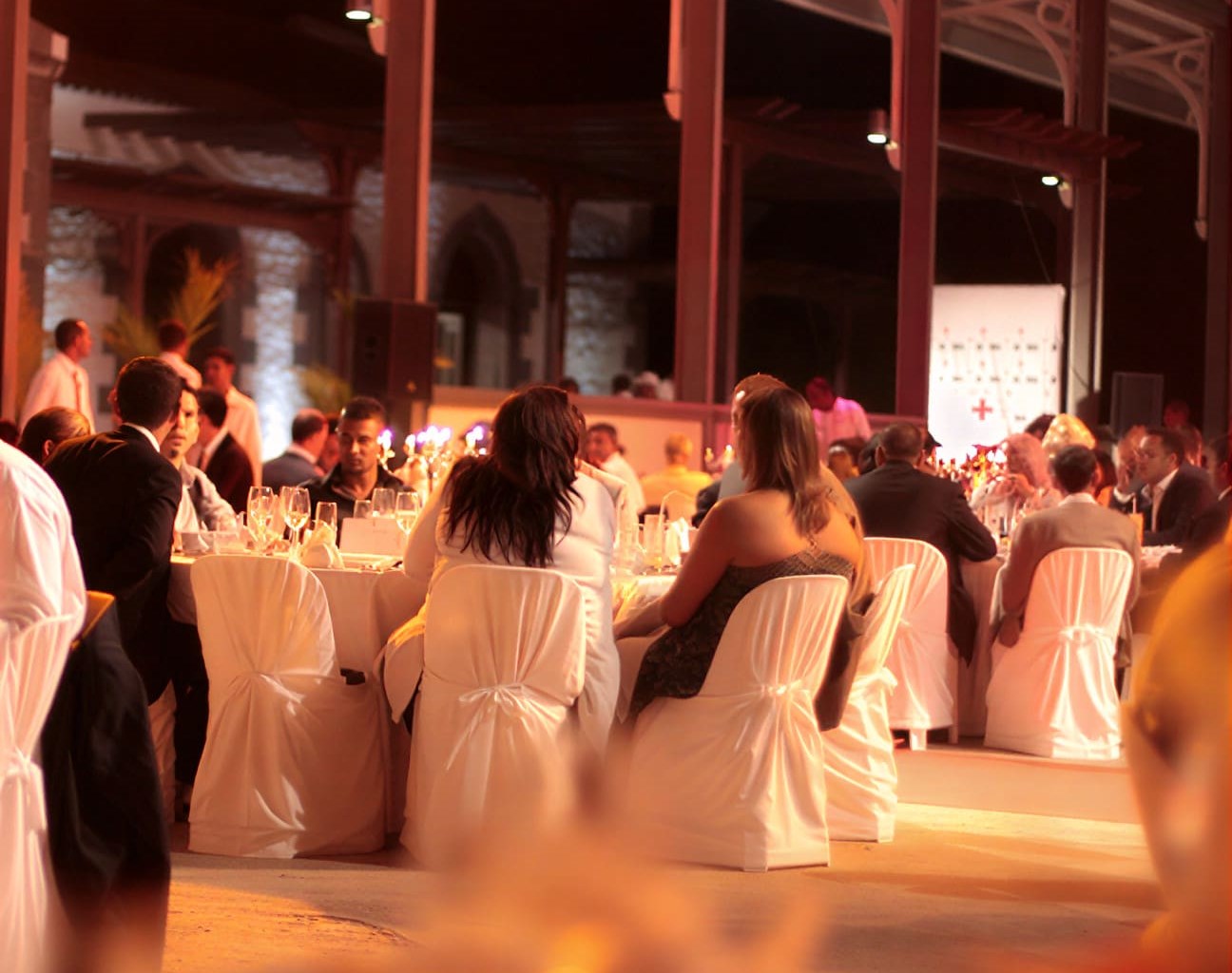 Personnes lors d’un dîner événementiel au Château de Bel Ombre