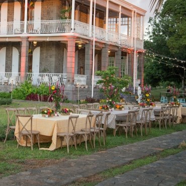 arrangements des tables pour dîner après mariage château de bel ombre