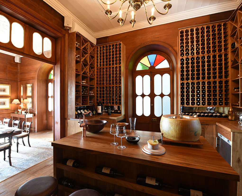Dégustation des vins du nouveau monde dans la cave de Château de Bel Ombre, île Maurice