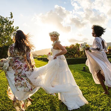 la mariée avec ses filles d'honneurs dans le jardin 