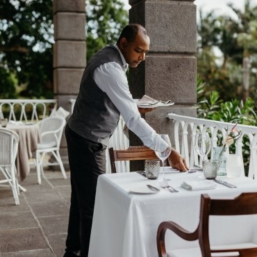 équipe dédiée au service arrangant la table avant l'évènement 