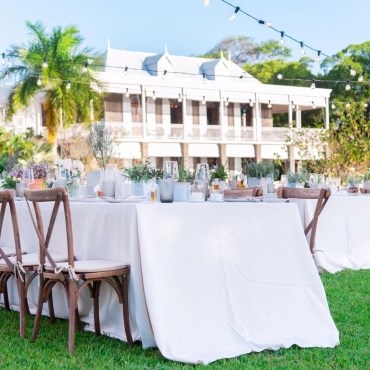 mise en place déjeuner dans le jardin Château de Bel Ombre