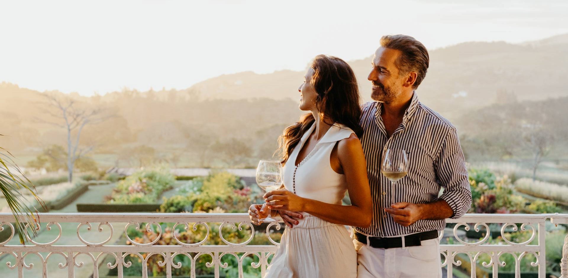 Couple profitant d'une expérience romantique au coucher du soleil