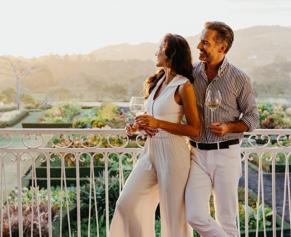 Couple dégustant des cocktails depuis la véranda