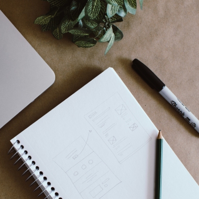 Notebook and pencil placed on a table